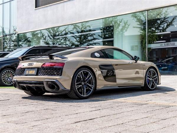 µR8 2022 V10 Coupe performance