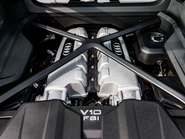 µR8 2021 V10 Coupe performance