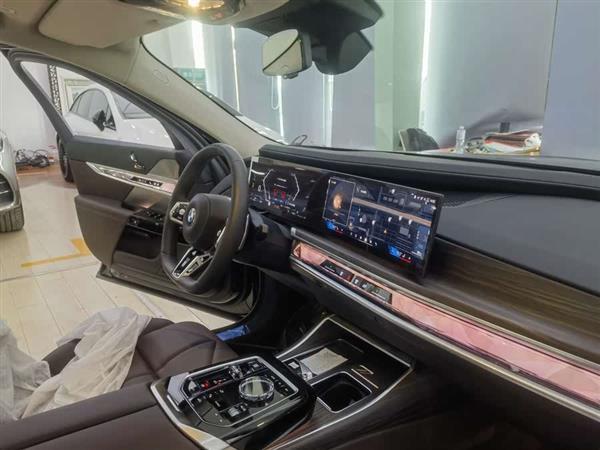 7ϵ 2023 740Li  װ