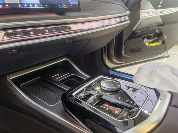 7ϵ 2023 740Li  װ