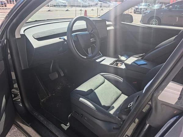 Model Y 2025 ȫ ׷