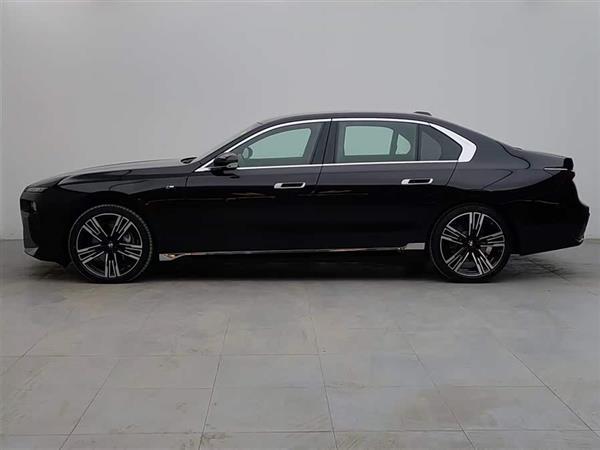 ����7ϵ 2023�� 740Li ������ M�˶���װ