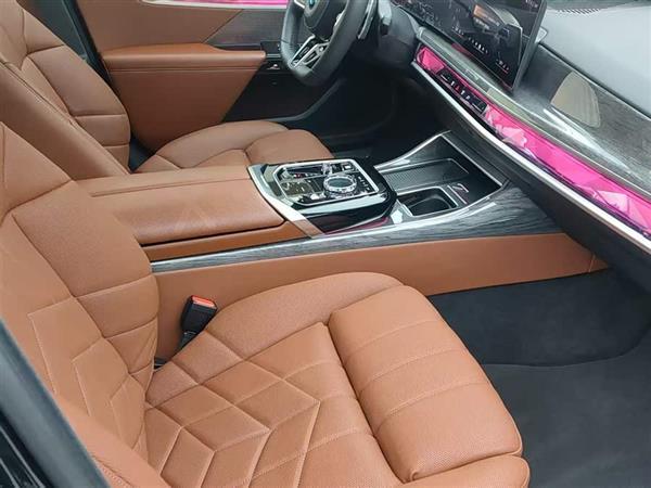 ����7ϵ 2023�� 740Li ������ M�˶���װ