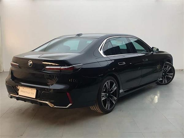 ����7ϵ 2023�� 740Li ������ M�˶���װ