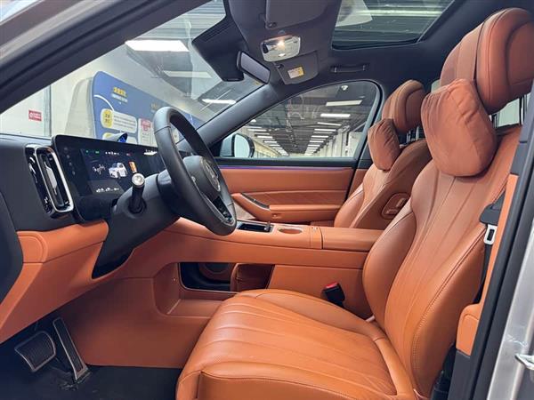 �ʽ�M8 2025�� ���� Ultra�� 53.4kWh 5���� (192�߼����״