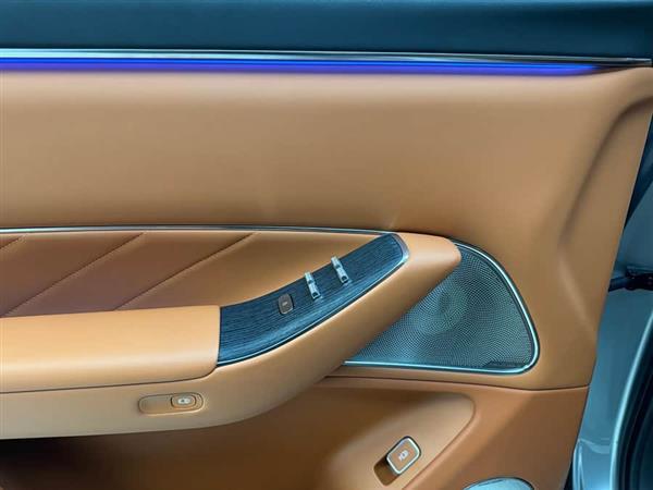 �ʽ�M8 2025�� ���� Ultra�� 53.4kWh 5���� (192�߼����״