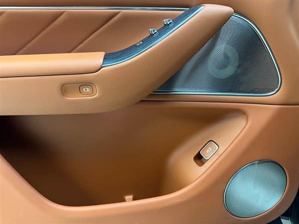 �ʽ�M8 2025�� ���� Ultra�� 53.4kWh 5���� (192�߼����״