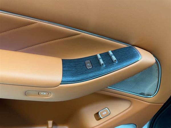 �ʽ�M8 2025�� ���� Ultra�� 53.4kWh 5���� (192�߼����״