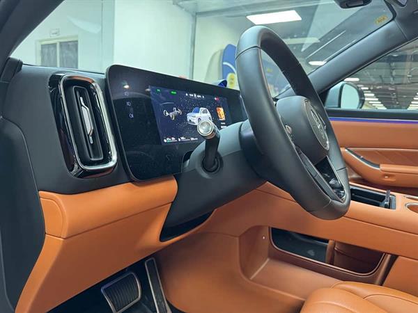 �ʽ�M8 2025�� ���� Ultra�� 53.4kWh 5���� (192�߼����״