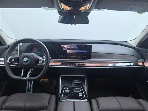 ����7ϵ 2023�� 740Li ������ M�˶���װ