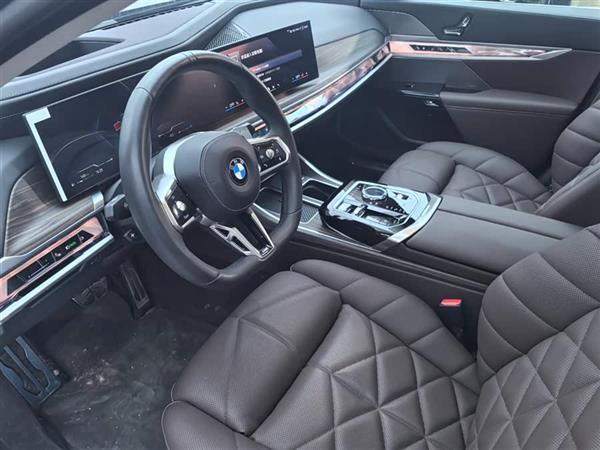 ����7ϵ 2023�� 740Li ������ M�˶���װ