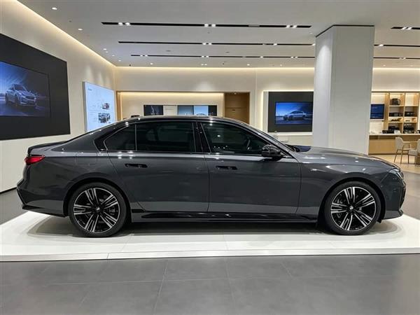 ����i7 2023�� xDrive60L M�˶���װ