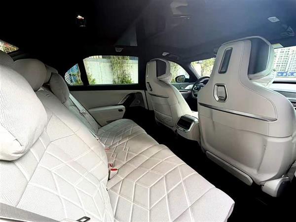 ����i7 2023�� xDrive60L M�˶���װ