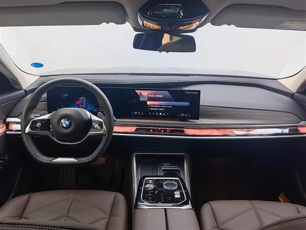 ����7ϵ 2023�� 735Li M�˶���װ