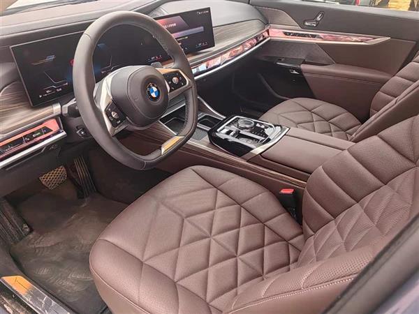 ����7ϵ 2023�� 735Li M�˶���װ