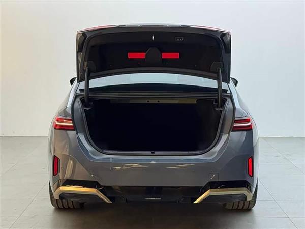 ����5ϵ 2024�� 530Li ������ M�˶���װ
